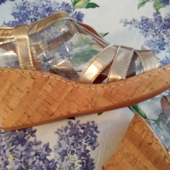 BORN LEATHER GOLD SANDAL, NWT - Picture 10 of 11